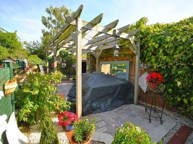 2 bed house for sale