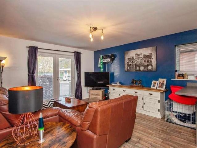 2 bed flat for sale