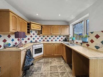 2 bed house for sale