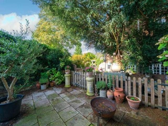 2 bed house for sale