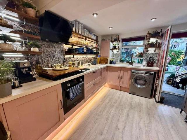 2 bed house for sale