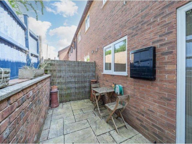 2 bed house for sale