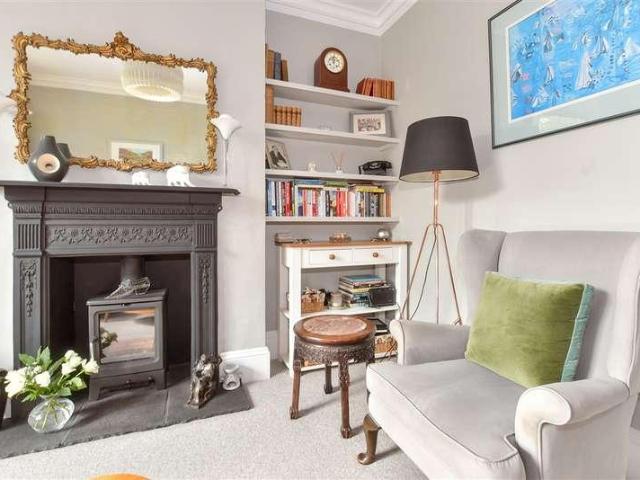 2 bed house for sale