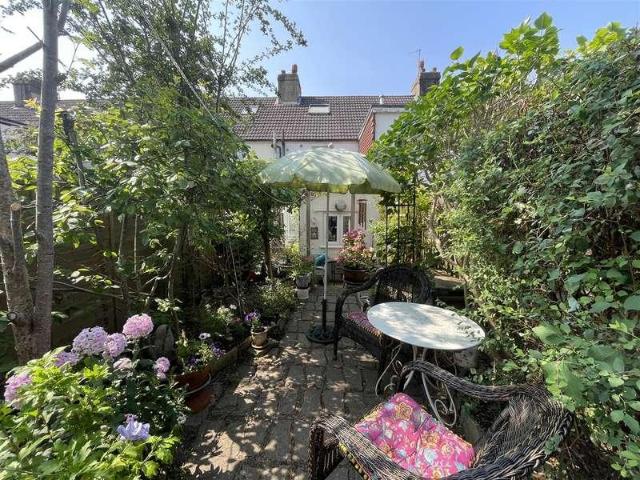 2 bed house for sale