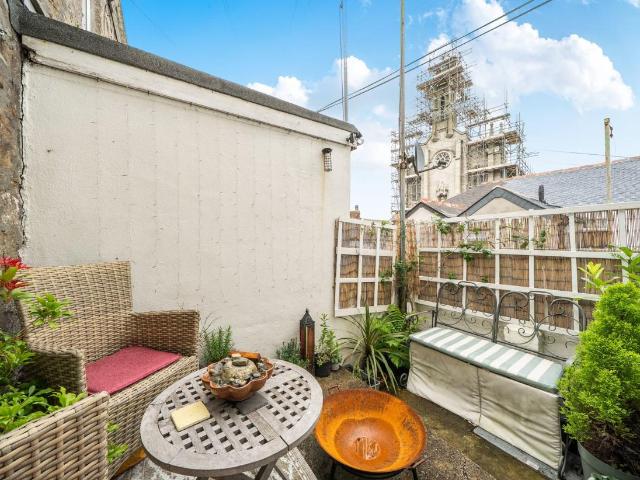 2 bed house for sale