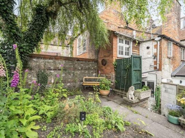 2 bed house for sale