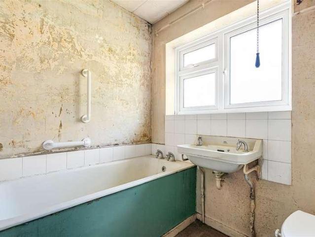 2 bed house for sale