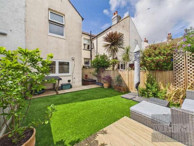 2 bed house for sale
