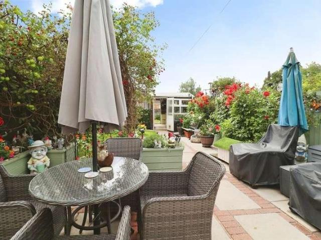 2 bed house for sale