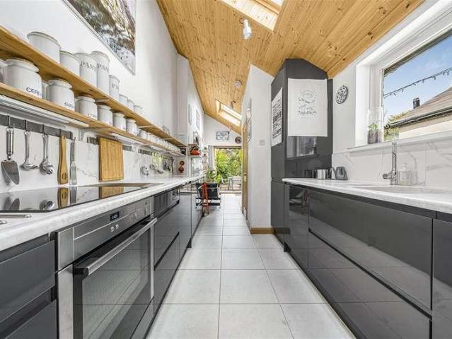 2 bed house for sale
