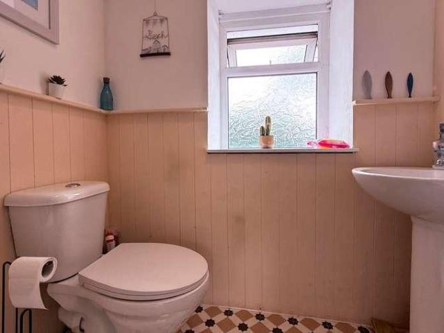 2 bed house for sale