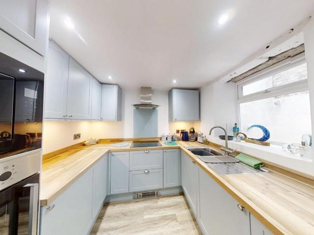 2 bed house for sale