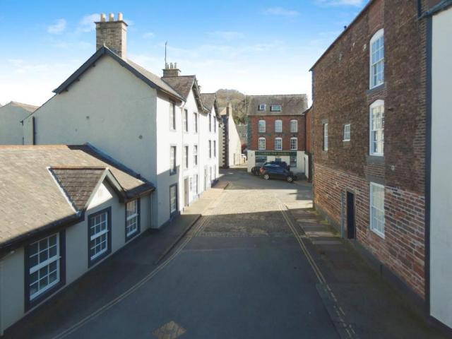 2 bed house for sale