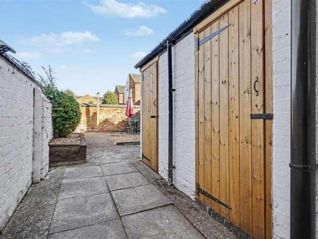 2 bed house for sale