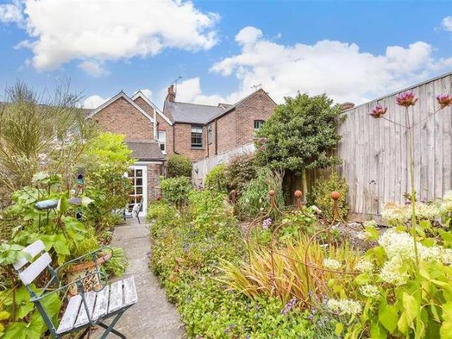 2 bed house for sale