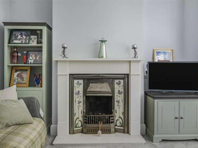 2 bed house for sale