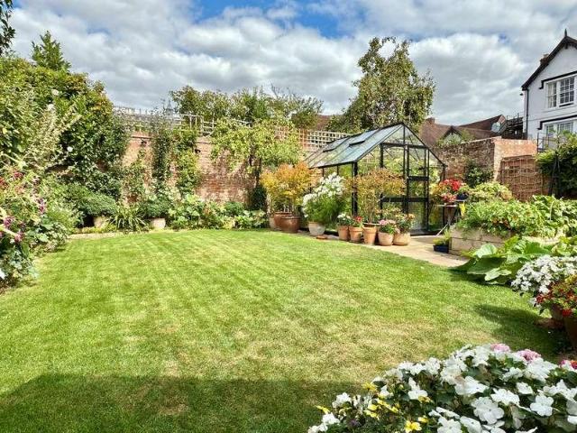 2 bed house for sale