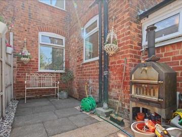 2 bed house for sale