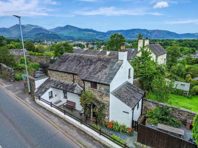 2 bed house for sale