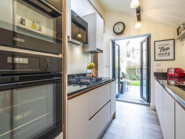 2 bed house for sale