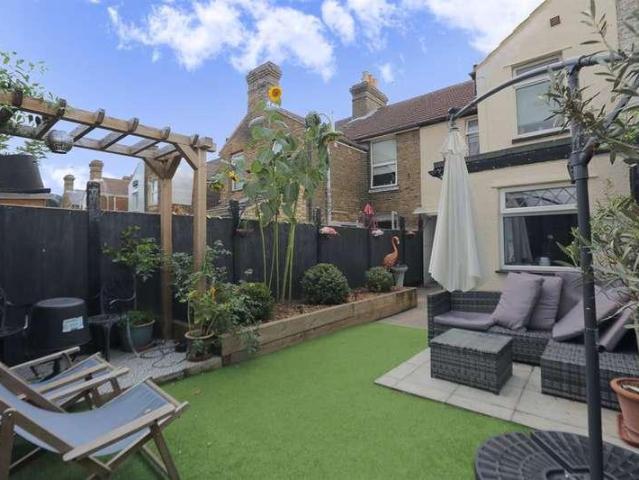 2 bed house for sale