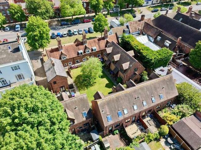 2 bed house for sale