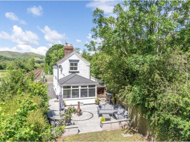 2 bed house for sale