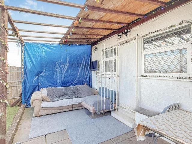 2 bed house for sale