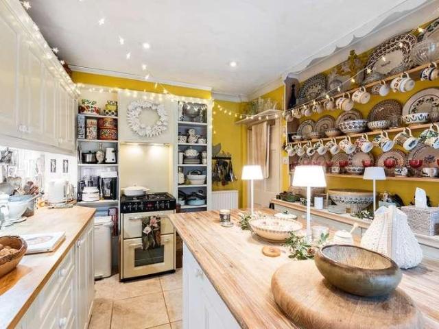 2 bed house for sale
