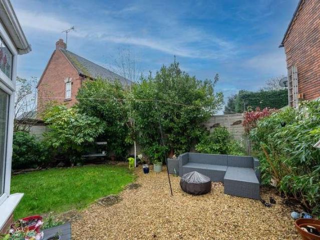 2 bed house for sale