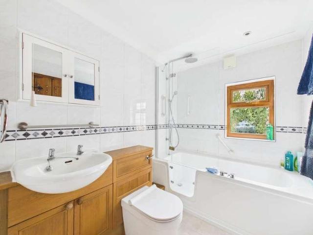 2 bed house for sale