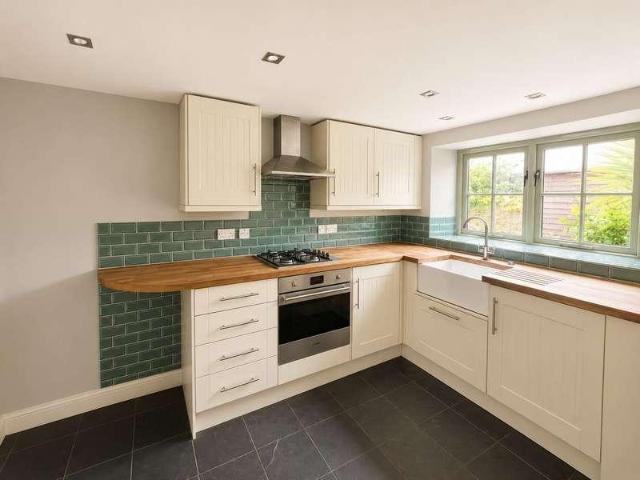 2 bed house for sale