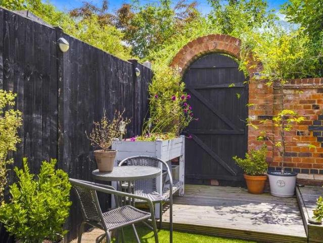 2 bed house for sale