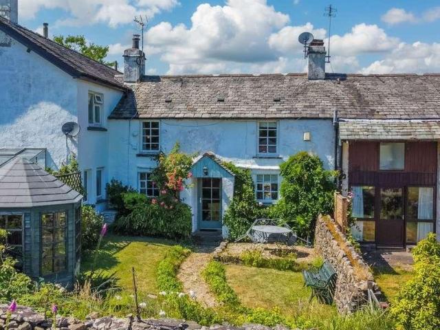 2 bed house for sale