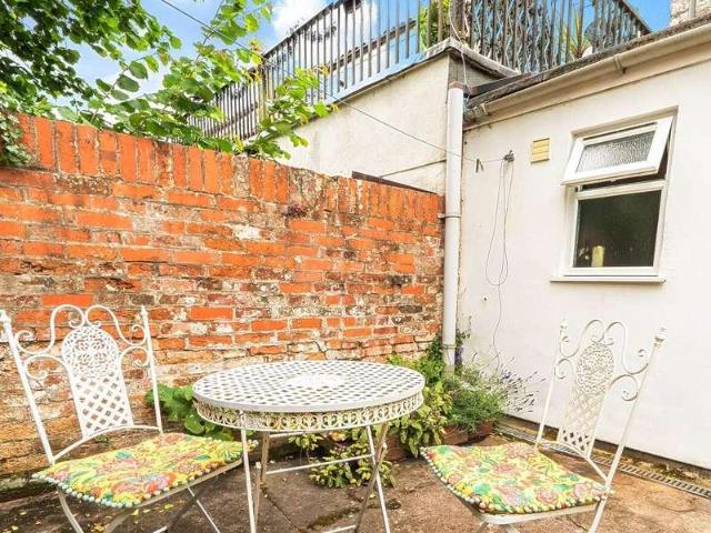 2 bed house for sale