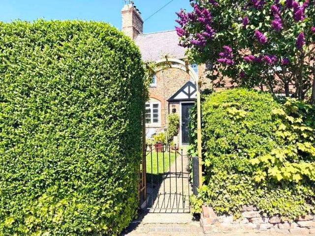 2 bed house for sale