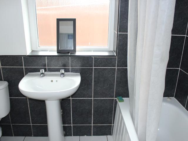 2 Bed Lower Ground Floor Flat, Hampstead Road NE4 @ £795.00 PCM