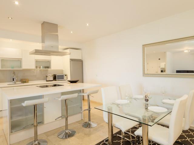 2 bed luxury apartment with sea views & private jacuzzi in Balcones del Lago, Istán