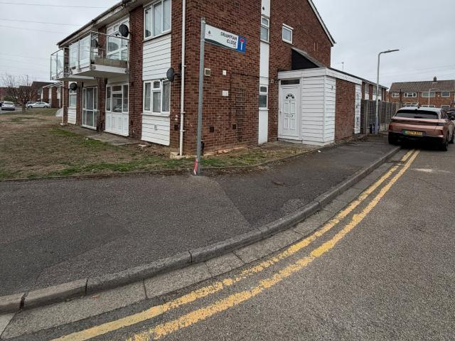 2 bed maisonette to rent Grampian Close, Hayes UB3 5LQ