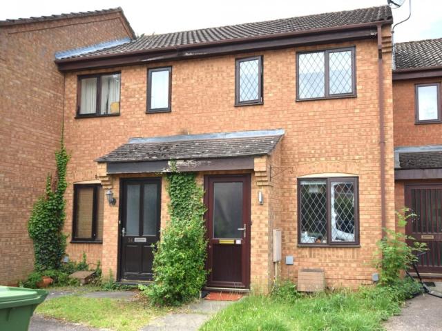 2 bed Mid Terraced House To Let