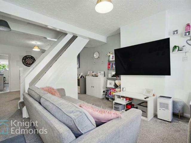 2 bed mid terraced house to rent in Albany Road, Gillingham, ME7