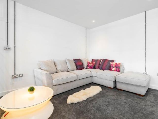 2 Bed Penthouse, Concord House, B1