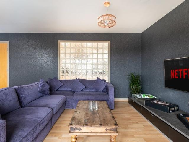 2 Bed Penthouse, Fully Furnished In North Leeds, LS16