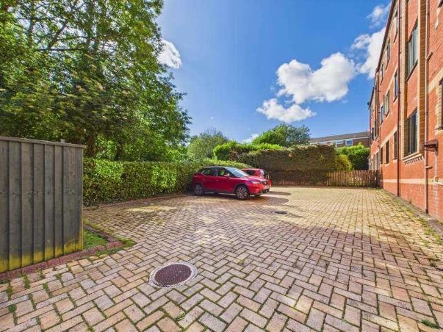 2 bed flat for sale