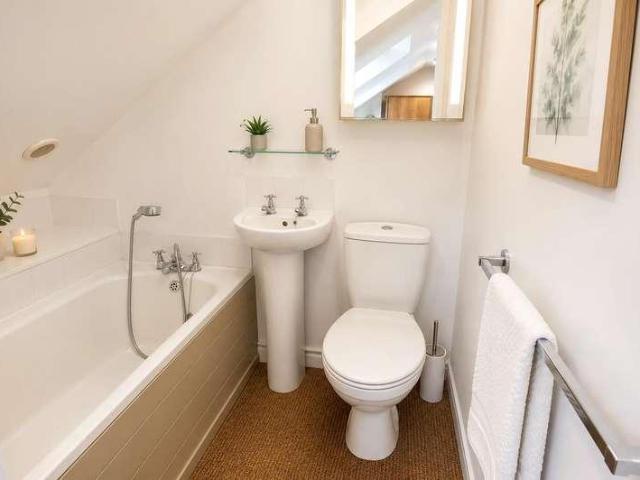 2 bed flat for sale
