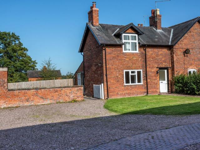 2 bed Semi Detached House to Let