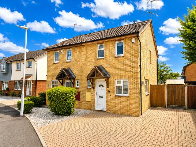 2 bed semi detached house to rent in Pebmarsh Drive, Wickford, Essex, SS12