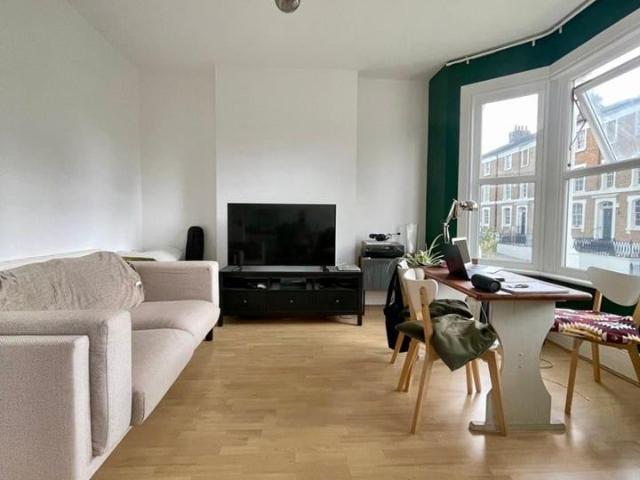 2 Bed Semi Detached House, Woodhill, SE18