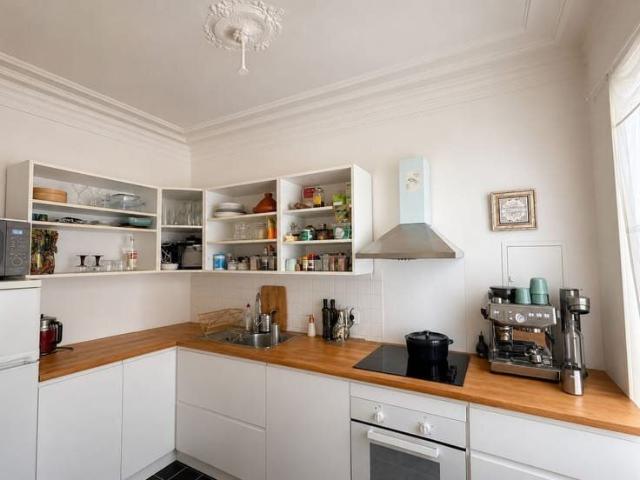 2 Bed Skylights & Modern Kitchen