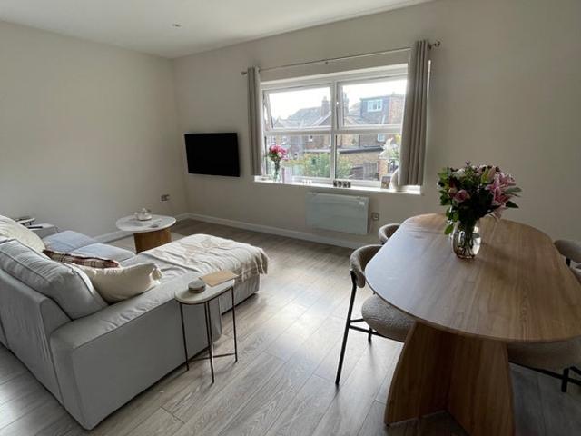 2 Bed Short Term Let in Epsom